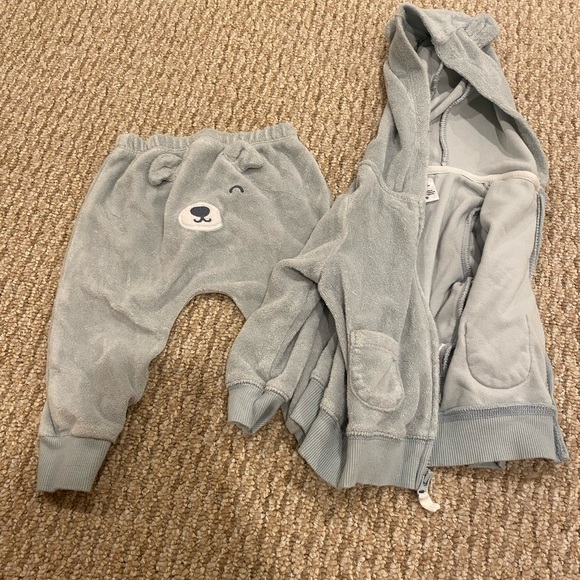 Carter’s 9 month Baby Assorted Clothes Two Onesies, Matching Set, and Footie - Picture 2 of 6